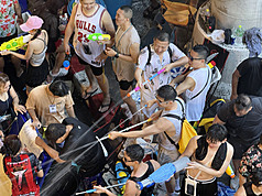 遊客參與泰國潑水節，手持水槍互相射擊，也有人直接灑水，幾乎每個人都全身濕透，氣氛嗨翻天。(圖 : 中央社)