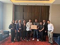 亞洲棒球總會（BFA）會長辜仲諒（右4）日前接見菲律賓體壇要角，洽談亞洲大聯盟規畫，促進台菲體育交流。（BFA提供）