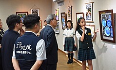 教育部長鄭英耀（中）13日在行政院南部服務中心副
執行長顏子傑、國教署長彭富源和澎湖縣政府教育處
長陳晶卉等人陪同，分赴澎湖轄內的國中小與高中職
等校訪視，對各校營造特色教學，表示嘉許。
（澎湖縣政府提供）
中央社  115年4月14日
