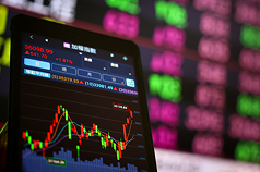 台股14日早盤加權指數勁揚逾600點，衝上36000點關卡，創下歷史新高。