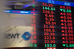 台股加權股價指數15日大漲近800點，午盤前一度衝破37000點大關。資料照片。