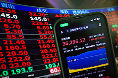 台股大盤收漲838點創新高。(圖 : 中央社)