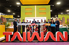 觀光署、航空業與台灣旅遊業者攜手參加在邁阿密舉行的2026全球海洋貿易郵輪展，爭取「機＋船」旅客來台。（交通部觀光署提供）