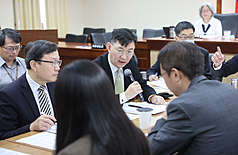 立法院內政委員會15日審查「市區道路條例第23條條文修正草案」等案，內政部政務次長董建宏（中）等官員列席，回應立委提問。

