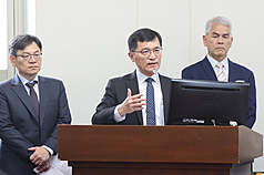 立法院經濟委員會15日邀請經濟部次長何晉滄（中）、國家發展委員會主委葉俊顯（左）、運動部次長黃啟煌（右）等官員列席報告，並備質詢。

