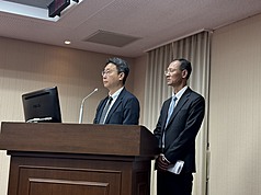 立法院交通委員會15日邀請交通部長陳世凱（左）等人，就國際油價飆升議題進行專題報告，並備質詢。
