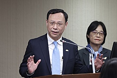 食藥署17日表示，美國加工馬鈴薯輸台須經邊境查驗與衛生標準雙重把關。圖為衛福部長石崇良15日於立院進行專案報告。