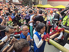苗栗通霄白沙屯拱天宮媽祖徒步往北港朝天宮進香活動進入第3天，15日中午在西螺福興宮停駕，雲林縣
長張麗善(前中)前往參拜。（雲林縣政府提供）