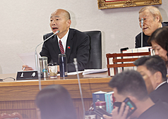 立法院長韓國瑜（左）15日下午召集朝野黨團協商「115年度中央政府總預算案」及軍購特別條例草
案，期盼各黨團達成共識，將總預算案付委審查。