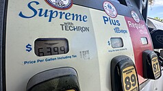 伊朗戰爭推高油價，美國加州汽油平均每加侖逼近6美元，高於全美，部分加油站價格更高。