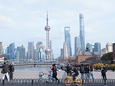 中國為提振內需消費以促經濟成長，國家發改委官員在一場十五五規劃會議上表示，將鼓勵地方探索春秋假，鼓勵民眾消費。圖為上海遠眺東方明珠塔。(中央社)