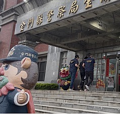 金門縣定古蹟陳顯墓疑遭破壞，金門縣警察局金湖分局16日表示，經調閱監視器鎖定李姓男子，在彰化縣李姓男子住處拘捕到案，將依法偵辦。（警方提供）