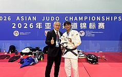 台灣「柔道男神」楊勇緯(右)16日在中國舉辦的2026亞洲柔道錦標賽，於男子60公斤級金牌戰吞敗，以銀
牌作收，教練劉文等(左)仍肯定愛徒整體表現。（教練劉文等提供）