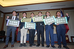 民進黨立委賴瑞隆（右3）17日偕同黨籍立委李昆澤（右2）、林俊憲（左）、郭國文（左2）、許智傑
（右）、鍾佳濱（左3）等共同舉行記者會，呼籲啟動純舊制勞工權益改革，建立銜接機制，保障勞工退休生活。