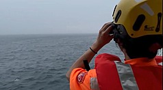 基隆籍漁船「全漁6號」16日火燒船，海巡署桃園艦16日深夜11時許抵達彭佳嶼東北約131浬案發海域，儘管海象惡劣增加作業難度，海巡人員不放棄任何希望，全力搜救失聯的台籍62歲張姓船長。（海巡署艦隊分署提供）
