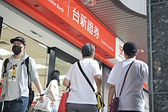 台新證券與元富證券合併後，因系統磨合頻頻出包。示意圖。
