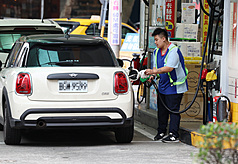 受到中東戰事影響國際原油運輸與供應，也讓相關供應鏈緊張，學者憂通膨壓力恐在下半年顯現。圖為加油站員工為車輛加油。