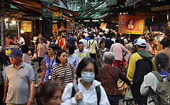 主計總處30日公布115年(2026)第1季國民所得概估統計，第1季未經季節調整實質GDP年增率為13.69％，較2月預測數11.46％大幅增加2.23個百分點，創近39年來單季新高紀錄。圖為民眾在市場採買。資料照。

