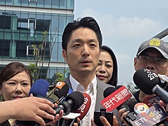 台北市長蔣萬安(前)再次回應翡翠水庫與台電之間購電爭議，稱「若台電有意願議價，水庫會願意討論」。資料照片。