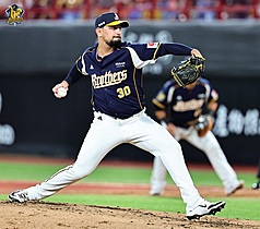 中華職棒中信兄弟隊先發投手勝騎士(Mario Sanchez)17日登板面對味全龍隊，主投6局失2分，終場兄弟以5比3拿勝，但仍追平隊史最晚紀錄。。（中信兄弟隊提供）