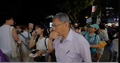 台灣民眾黨創黨主席柯文哲17日晚陪同黨籍台中市議員參選人劉芩妤，前往逢甲夜市掃街時，疑遭不明人士接近後噴灑辣椒水，只見柯文哲面露不適掩口咳嗽。(劉芩妤提供）