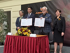 台灣半導體資安解決方案公司振生半導體17日宣布捷克辦公室開幕，執行長張振豐（左2）與捷克國家半
導體聚落主席切爾尼（Stanislav Cerny，右2）簽署戰略合作備忘錄，為雙方在半導體資安合作奠定基礎。
