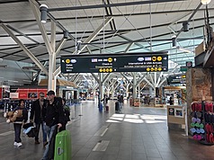 中東戰爭導致航空燃油價格飆升，加拿大航空宣布暫停6條航線，其中包括飛美國紐約和鹽湖城航線。圖為溫哥華機場。

