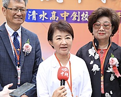 柯文哲掃街遭不明人士噴辣椒水，台中市長盧秀燕（中）責成警方加速偵辦。
