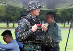 為提升兩棲作戰效能，海軍陸戰隊完成新式戰術背心（圖）研改並於近期換裝，兼顧舒適性、防護性與高適應性。（讀者提供）
