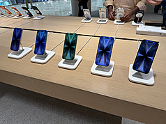 印度智慧型手機2026年第1季的出貨量下滑3%，是近6年表現最差的一季。分析師認為，記憶體等成本上漲，讓智慧型手機售價拉高，導致民眾購買意願下滑，廠商出貨量放緩。圖為蘋果（Apple）智慧型手機iPhone。

