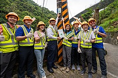 台電攜手千里步道協會，於淡蘭古道、樟之細路與山海圳等3條國家級綠道沿線電桿，掛設專屬識別引路
指示牌，18日於新北市石碇國小後方的石碇幹電桿舉
行揭牌儀式。（台電提供）


