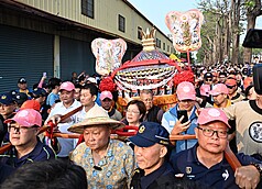 台中大甲鎮瀾宮媽祖鑾轎18日下午進入彰化縣境(圖)，沿途擠滿信眾，但晚間尚未到民生地下道即發生衝突。（彰化縣政府提供）
