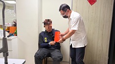 大甲媽遶境進香隊伍18日深夜行經彰化市發生接轎推擠衝突，造成3名員警跌倒受傷，現場帶回2名滋事者，彰化縣警察局也派員到醫院探視慰問受傷員警。（警方提供）
