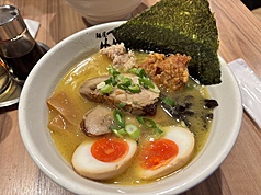 有人氣拉麵店在店內張貼告示，明訂「用餐時禁止使用手機」，違者須離店且不予退款，相關議題引發支持與反對兩派討論。圖為拉麵示意圖。