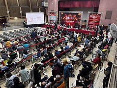 宜蘭年度宗教盛事「宜蘭大拜拜」將在5月1日登場，宜蘭市公所19日上午8時在市民活動中心開放辦桌訂
購，現場湧入排隊人潮，410桌佳餚在82分鐘內全數售罄。（宜蘭市公所提供）