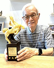 台灣資深電影攝影師與導演賴成英（圖）18日辭世，享壽95歲。他曾在2022年獲金馬終身成就獎，當年登台領獎說，「雖然年紀大了，體力也不如從前，但與大家一樣最愛電影，也將和大家繼續為電影往前走」。（中華民國電影攝影協會秘書長呂俊銘提供）