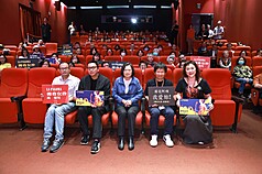 前總統蔡英文（前中）18日出席紀錄片「傳奇女伶 高菊花」包場放映，監製熊儒賢（前右）、沈可尚（前
左2）及導演盧元奇（前左）於映後合影。（野火樂集提供提供）