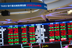 台股加權股價指數盤中一度大漲逾500點，最高來到37344點，續寫盤中新高。
