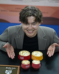 咖啡師林紹興日前參加在美國聖地牙哥舉辦的2026 WCC世界盃拉花大賽榮獲世界冠軍，20日在台北出席
記者會分享喜悅。
