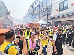 苗栗通霄白沙屯拱天宮媽祖徒步往北港進香20日上午完成「換轎」儀式後，改乘華麗莊嚴的8人抬大轎，隊伍進入白沙屯地區，沿途信眾夾道迎接。