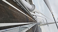 淡江大橋將於5月12日通車，但外界質疑機車道有過窄及安全圍籬過高等問題，可能影響通行安全。