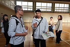 2026名古屋亞運舉辦日期為9月19日至10月4日，其中名古屋區中繼站設置在御園小學，運動部長李洋（前
右）20日前往視察，持設計圖提出意見。（中華奧會
提供）