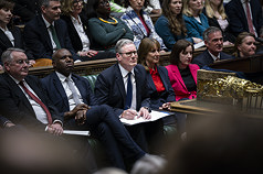 英國首相施凱爾20日在國會就前駐美大使曼德森的人事風波發表聲明並接受質詢，不時神情緊繃或面色凝重。（英國國會下議院提供）