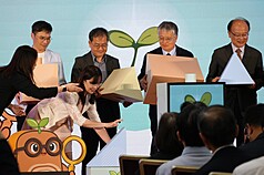 教育部21日舉辦「終身享學Up Up」記者會，說明多項終身教育政策成果及未來展望。教育部次長劉國偉（後右2）表示，學習不一定是為了拿學位，而是「你要學習」。

