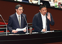 行政院長卓榮泰（左）21日赴立法院報告總預算案並備質詢，與勞動部長洪申翰（右）針對引進印度移工議題答詢。