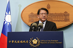 PD
賴總統暫緩出訪史瓦帝尼　潘孟安說明
總統府21日晚間召開記者會，秘書長潘孟安（圖）說
明，總統賴清德出訪非洲友邦史瓦帝尼行程，由於專
機航程途經部分國家臨時取消飛航許可，這趟行程將
暫緩。
中央社記者王騰毅攝　115年4月21日
