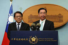 賴清德總統出訪史瓦帝尼行程暫緩。國安會秘書長吳釗燮（右）21日表示，塞席爾、模里西斯、馬達加斯加3國是近日內才無預警、也沒有任何理由取消飛航許可，狀況極為罕見，據了解是明顯受到北京當局壓力。圖左為總統府秘書長潘孟安。
