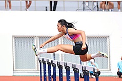 在嘉義舉行的全中運熱烈展開，來自新北市明德高中國中部的林子婕（圖），21日在國女組100公尺跨欄決賽以13秒30破大會紀錄摘下金。（新北市體育局提供）