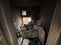 香港宏福苑發生大火後約5個月，港府安排居民分批返回住所收拾。居民Dorz直言，看到全屋燒毀燻黑，悲傷、憤怒的情緒湧上心頭。圖為Dorz的房間。（受訪者提供）
