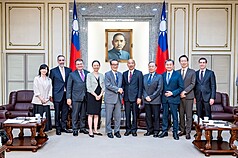 立法院長韓國瑜22日接見華府智庫訪團，表示將協助各黨凝聚共識，推動審議國防特別預算條例。（立法院提供）